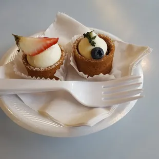 Strawberry and blueberry tarts, very tasty, very inexpensive!