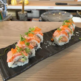 Salmon tartare roll