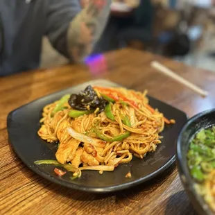 D7. Chicken Garlic Sauce Noodle