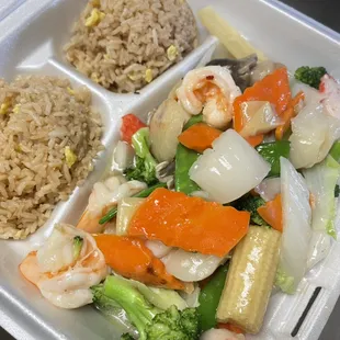 shrimp, broccoli, carrots, and rice