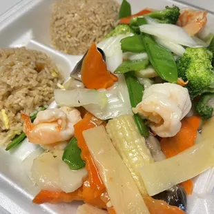 shrimp, broccoli, carrots, and rice