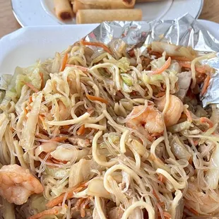 *:｡ﾟ Late lunch working at home (･‿･) /ﾟ*:｡ﾟ Let's eat! #ShrimpPancit and #Lumpia @ #Kusina