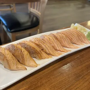 Seared salmon sushi (no sauce)