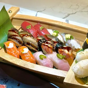 Tuna, mackerel, freshwater eel, saltwater eel, salmon, yellowtail. Side: sea urchin, scallop