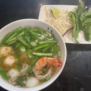 C2. Seafood Yellow Noodle