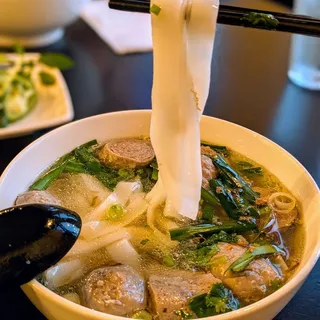 E4. Meat Ball Fresh Rice Noodle
