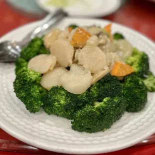 Scallops on broccoli