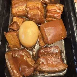 DE14. House Special Stewed Pork with Brown Sauce ()