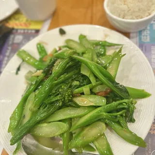 DE35. Chinese Broccoli with Dried Fish ()