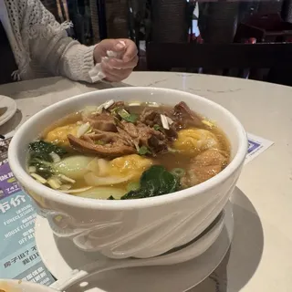 DN09. Wonton and Beef Stew Noodle Soup ()