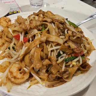 DF10. Chiu Chow Style Flat Rice Noodle with Shrimp and Chicken ()