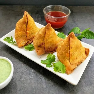 Samosa with green chutney
