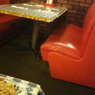 Old decor...what kind of food do they serve here? Darn good Chinease food!!! Ok, the Tsingtao balloons give it away!