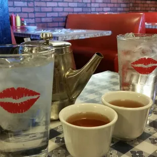 Tea and water in lip glasses, a classic?