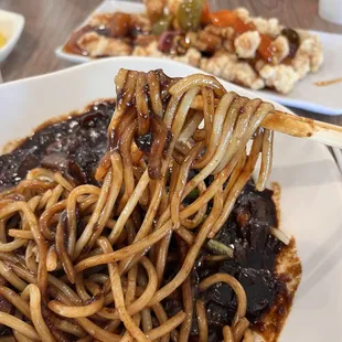 Noodle pull! Thick noodles under the black bean sauce