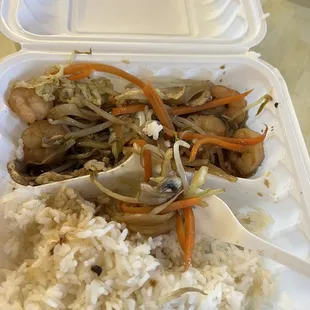 It's on no 3 on the menu shrimp with vegetables