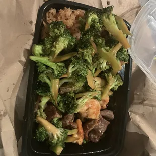 Supposed to be steak and shirts hibachi but it BROCCOLI AND RICE