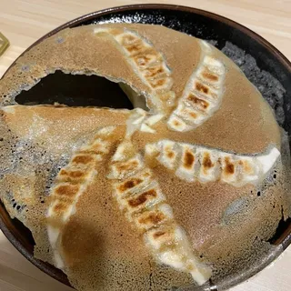 Pan Fried Dumplings (6Pcs)