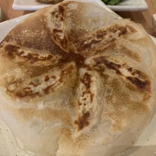 Pan Fried Dumplings (6Pcs)