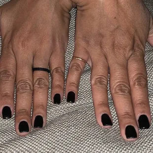 My pinky nails are different sizes. Looks like two different size nails were used.