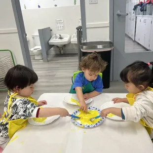 Painting with the color yellow. 
"pintar con el color amarillo"