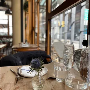 二回目の訪問、相変わらず内装も凄くキレイで料理も美味しかった！おすすめのピザも美味しかった。