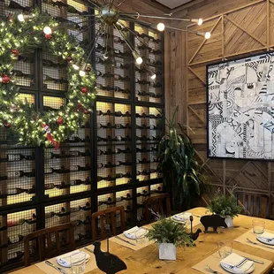 Lively large table just inside