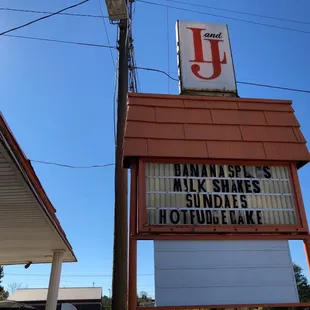 ows a sign for banana slices, milk shakes, sundaes, hotdog