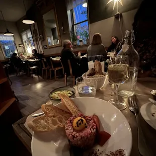 Steak tartare and white wine