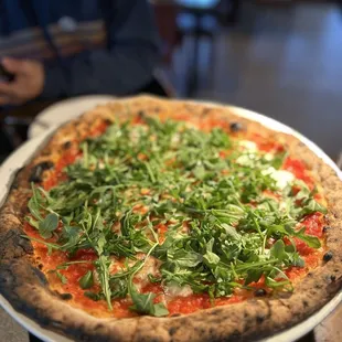 Margherita pizza with added arugula