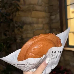 Croque glacé with vanilla icecream and raspberry sauce.