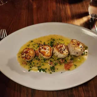 scallops in a yellow sauce