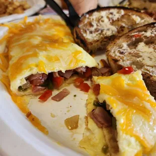 a plate of breakfast food