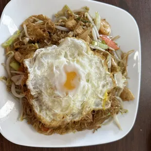 stir fried noodles with fried egg