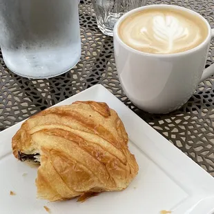 Pain ai chocolat + &quot;short&quot; latte (latte was not short)