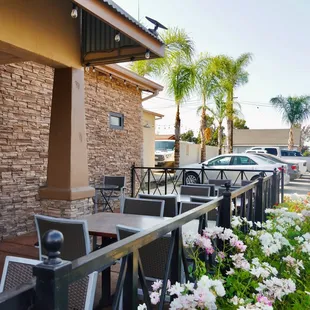 the outside of a restaurant