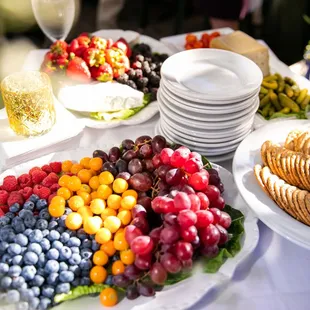 a platter of fruit and crackers