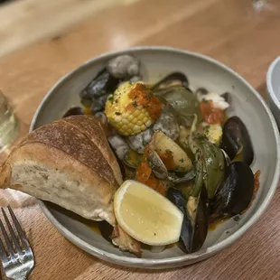 a bowl of clams and bread
