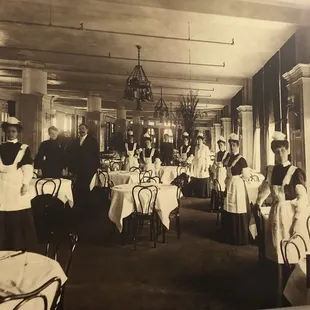 Photo of LS Ayres Tea Room in 1905