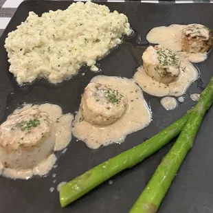 Scallops with risotto &amp; asparagus. Perfection at a affordable price.