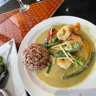 Gaeng Kiew-Whan (Green Curry) shrimp w brown rice- so good