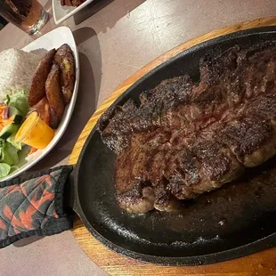 Skirt steak (entraña) with rice, salad and maduros