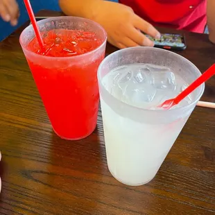 Agua de fresa and limonada.