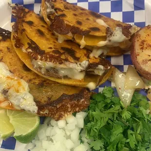 Tacos de birria con queso