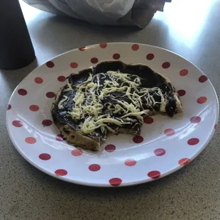 Esta es una Memela que ordené un día, es como un sope delgado con frijoles negros, mole negro y queso Oaxaca, Muy rico!!