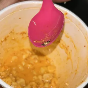 Esquite con cucaracha