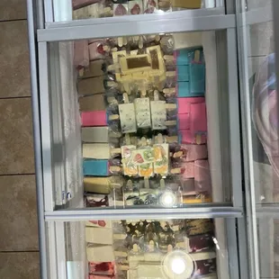 Paletas de leche including:   Fresa de leche Nuez Oreo Chicle Fresas c/ crema Pistachio Yogurt Café Zarzamora c/ queso Etc.