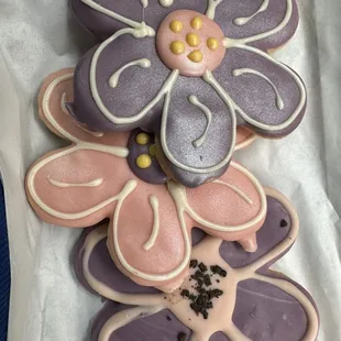 $20 for 3 sugar cookies and 1 small custard is a bit excessive. The desert was good but not worth the price I paid