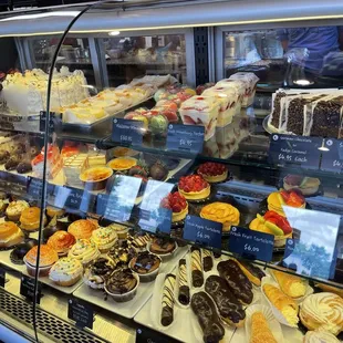 Cupcakes, Creme Brûlée, Cheesecake slices, Mice, Macarons etc.