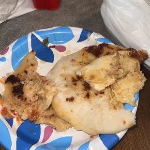Pupusas de queso con chicharron supuesta mente
